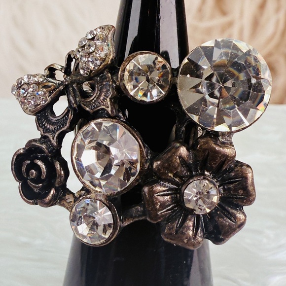 Beautiful, super bling, butterfly statement, adjustable, stretch ring - Picture 1 of 7